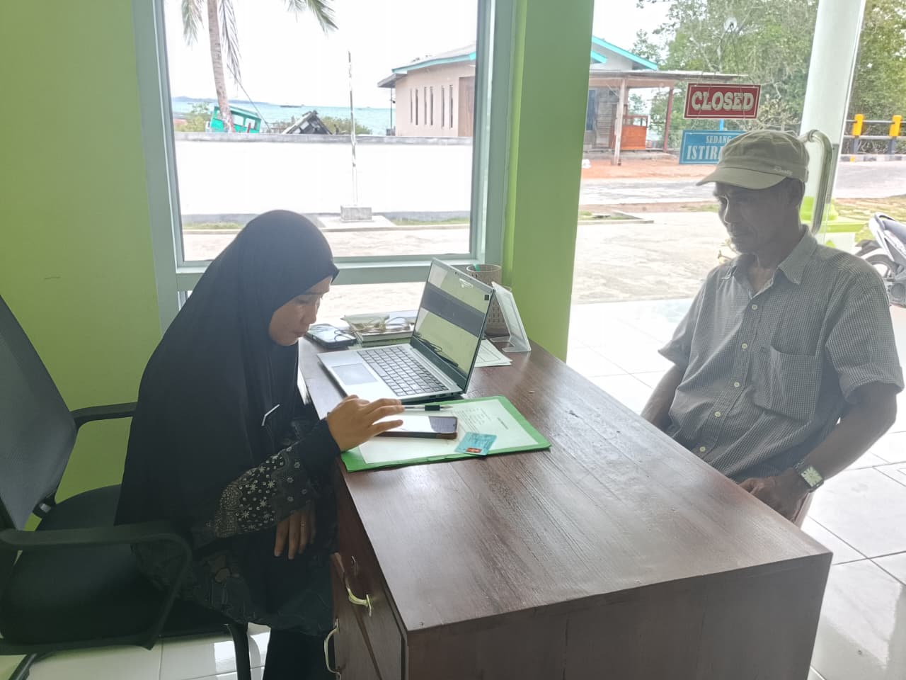 Mendorong Ekonomi Syariah, KUA Bunguran Barat Aktif Bina Pelaku Usaha Lewat Sertifikasi Halal